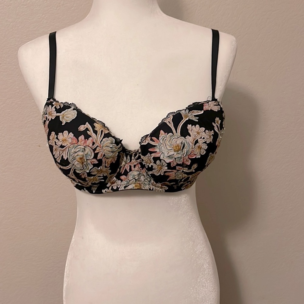 Victoria’s Secret dream angels embroidered bra